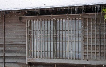 Téléchargez les photos : Maison en bois couverte de neige - en image libre de droit