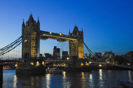 Téléchargez les photos : Tower Bridge, célèbre symbole emblématique de Londres, traverse la Tamise, Angleterre, Royaume-Uni - en image libre de droit