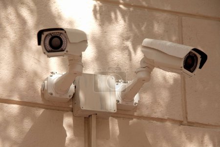 Foto de Sistema de seguridad de la cámara en un edificio - Imagen libre de derechos