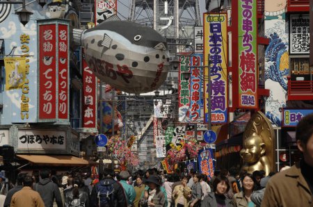 Téléchargez les photos : Rue bondée à Tokyo, Japon. - en image libre de droit