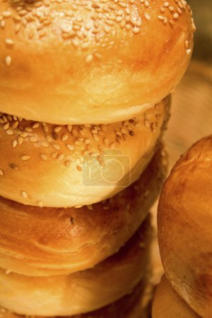 Téléchargez les photos : Petits pains frais cuits au four aux graines de sésame. - en image libre de droit