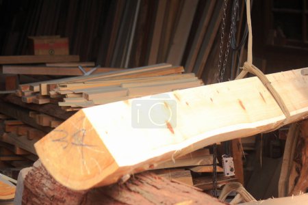 Foto de Una gran pila de madera para la venta en una fábrica. - Imagen libre de derechos