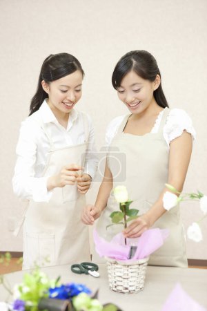 Foto de Floristas en cursos de arreglos florales. Floristería en clases magistrales o cursos - Imagen libre de derechos