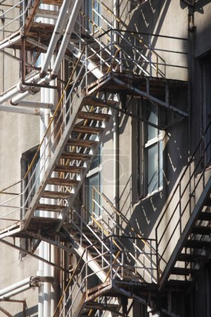 Foto de Escalera de una casa de apartamentos en la ciudad - Imagen libre de derechos