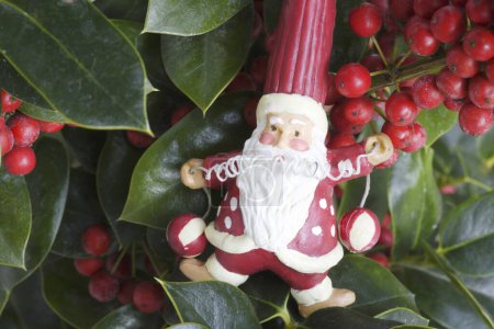 Foto de Decoración del árbol de Navidad con Santa Claus y bayas de acebo - Imagen libre de derechos