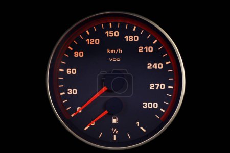 Téléchargez les photos : Compteur de vitesse avec indicateur de vitesse élevé en arrière-plan, gros plan - en image libre de droit