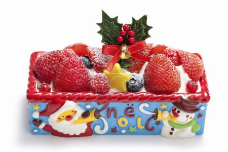 Téléchargez les photos : Délicieux gâteau de Noël décoré avec des baies sur fond blanc - en image libre de droit