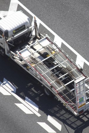Foto de Vista aérea del camión en movimiento por carretera, concepto de transporte - Imagen libre de derechos