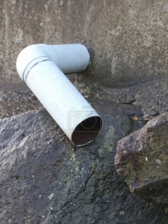 Foto de Viejo tubo de hormigón en el parque en la calle - Imagen libre de derechos