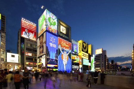 Foto de Vista nocturna con pantallas de luz de Dontonbori en Namba Osaka, Japón. - Imagen libre de derechos