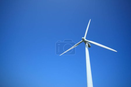 Foto de Turbina eólica con fondo de cielo azul - Imagen libre de derechos