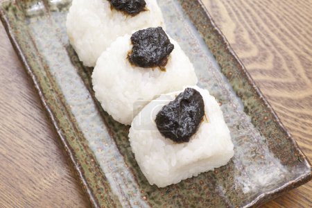 Téléchargez les photos : Cuisine japonaise, boules de riz à la sauce soja - en image libre de droit