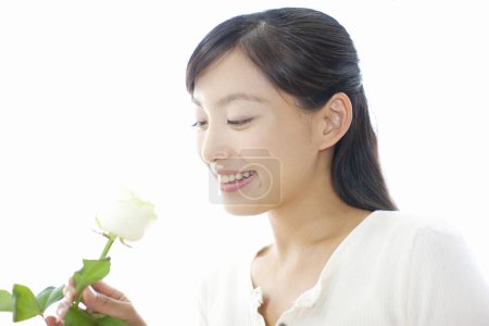 Téléchargez les photos : Portrait de jeune femme japonaise fleuriste à fleur - en image libre de droit