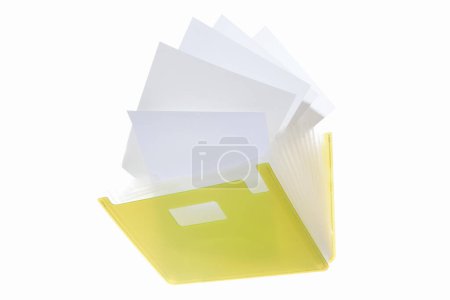 Foto de Carpeta de plástico amarillo con papeles sobre fondo blanco - Imagen libre de derechos