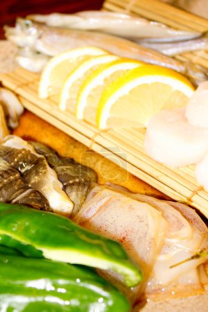 Téléchargez les photos : Sushis frais au poisson et citron sur fond de bois - en image libre de droit
