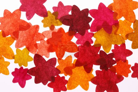 Farbenfroher herbstlicher Hintergrund mit papiergeschnittenen Herbstblättern 