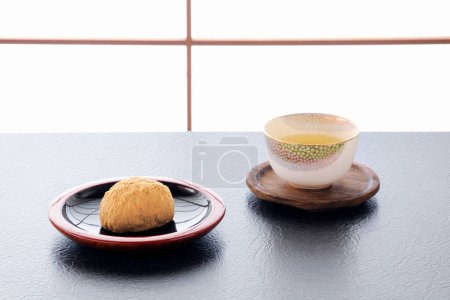 Téléchargez les photos : Set de thé japonais sur table en bois - en image libre de droit