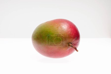 Téléchargez les photos : Mangue mûre sur fond blanc - en image libre de droit