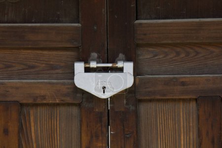 Téléchargez les photos : Vieille porte en bois avec serrure - en image libre de droit