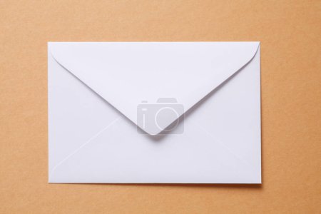 Téléchargez les photos : Enveloppe vierge sur fond en bois couleur, vue du dessus - en image libre de droit