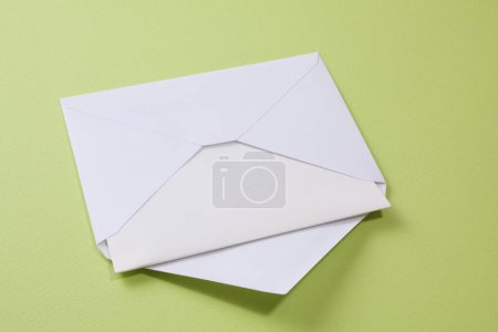 Téléchargez les photos : Enveloppe blanche vierge sur fond, gros plan - en image libre de droit