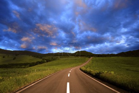 Téléchargez les photos : Route asphaltée avec nuages sur fond de nature - en image libre de droit