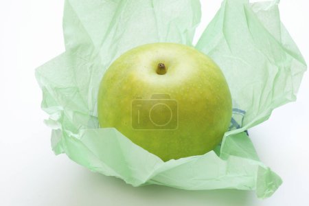 Foto de Deliciosa pera Nashi envuelta en papel, vista de cerca - Imagen libre de derechos