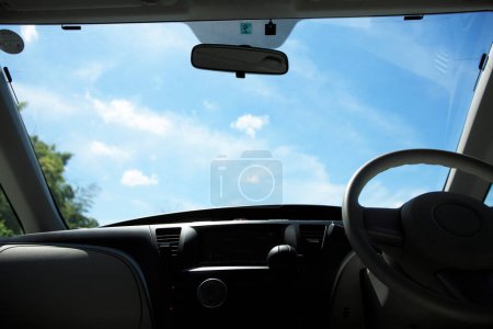 Foto de Dentro de un coche, vista desde el interior del coche - Imagen libre de derechos