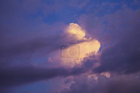 Téléchargez les photos : Beau ciel couchant avec nuages - en image libre de droit