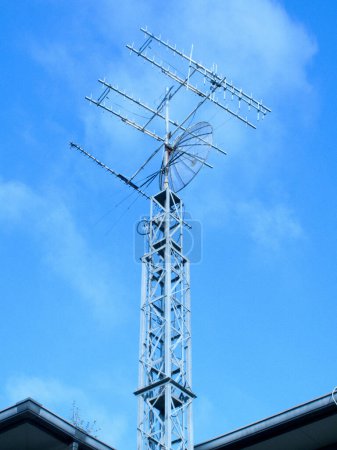 Téléchargez les photos : Tour de télévision avec antenne et ciel bleu - en image libre de droit