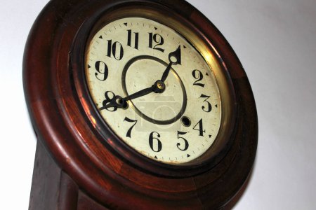Foto de Viejo reloj de madera en el fondo, de cerca - Imagen libre de derechos