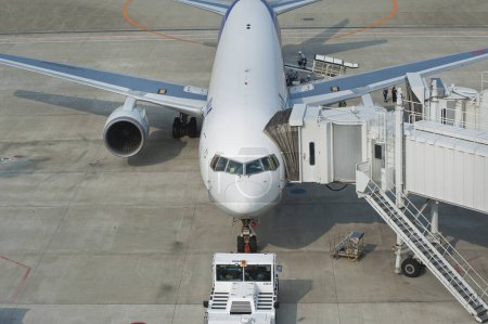 Téléchargez les photos : Avions modernes et jet de passagers sur fond - en image libre de droit