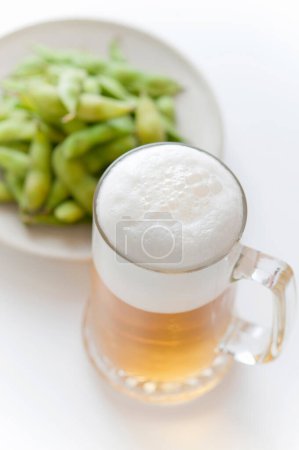 Foto de Vaso con cerveza fría y judías verdes, de cerca - Imagen libre de derechos