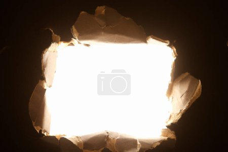 Téléchargez les photos : Trou dans du papier déchiré sur fond blanc - en image libre de droit