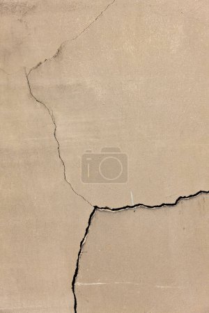Foto de Viejo muro de hormigón con grietas en el fondo, de cerca - Imagen libre de derechos