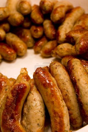 Foto de Grilled sausage with spices and vegetables - Imagen libre de derechos