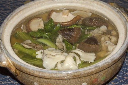 Foto de Primer plano del tazón con sopa de champiñones japoneses - Imagen libre de derechos
