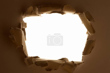 Foto de Agujero en papel roto sobre un fondo blanco - Imagen libre de derechos