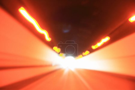 Téléchargez les photos : Coup de mouvement flou à longue exposition de la voiture se déplaçant dans le tunnel - en image libre de droit