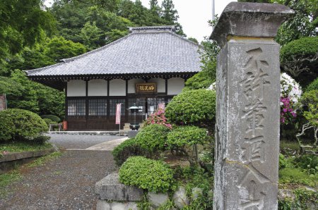 Téléchargez les photos : Maison japonaise traditionnelle au Japon en été - en image libre de droit