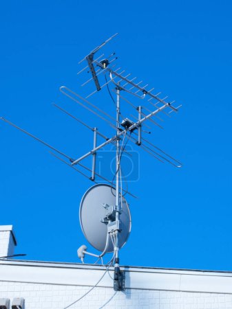 Téléchargez les photos : Antenne satellite de télévision sur le toit en arrière-plan - en image libre de droit