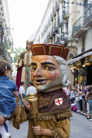 Foto de Desfile de gigantes en Barcelona. Fiesta nacional con las esculturas gigantes paseando por la ciudad medieval - Imagen libre de derechos