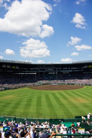 Foto de Partido de béisbol en verano en el estadio Koshien, Hyogo, Japón - Imagen libre de derechos