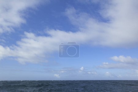 Foto de Vista del océano y las olas sobre el fondo de la naturaleza - Imagen libre de derechos