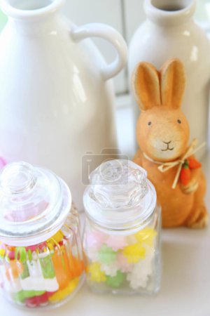 Téléchargez les photos : Bonbons sucrés colorés dans des pots en verre, vue rapprochée - en image libre de droit
