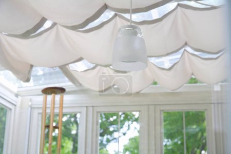 Foto de Hermosa cortina blanca en el diseño de interiores decoración de techo. - Imagen libre de derechos