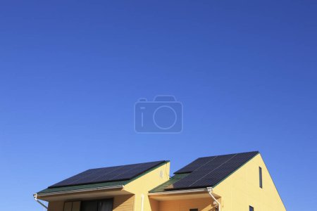 Foto de Paneles solares en casa con cielo azul - Imagen libre de derechos