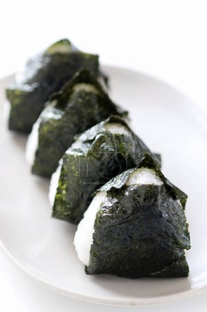 Téléchargez les photos : Onigiri, Nourriture japonaise, Boules de riz japonaises, Triangles de riz aux algues - en image libre de droit