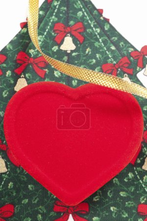 Téléchargez les photos : Boîte cadeau de Noël avec coeur - en image libre de droit