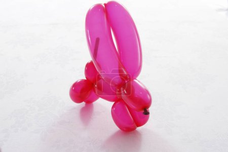 Foto de Globo de juguete de goma roja aislado - Imagen libre de derechos